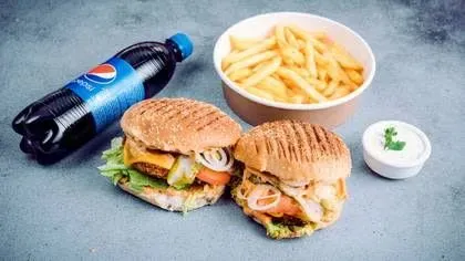 2Burger de pui cu cașcaval +1Cartofi pai +2Băuturi