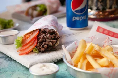 2 Kebab de vită mare + 1 Cartofi pai + 2 Băuturi